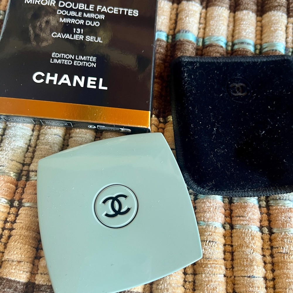 Authentic CHANEL Limited-Edition Mirror Duo
131 - CAVALIER SEUL